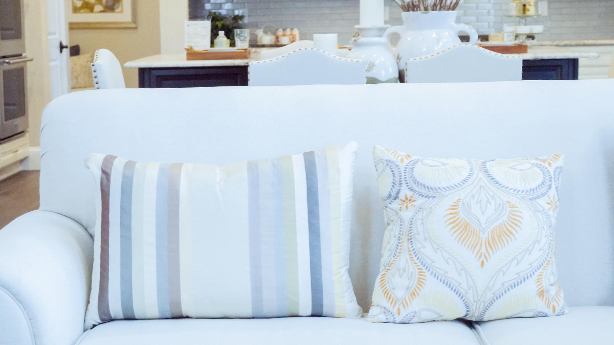 living luminos cu canapea crem
